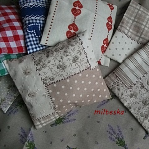 plněno levandulí/Patchwork levandule patchwork polštář relax puntík béžová barevný veselý povlak smetanový peřinka spánek pohodlí odpočinek potah šatník proti molům 