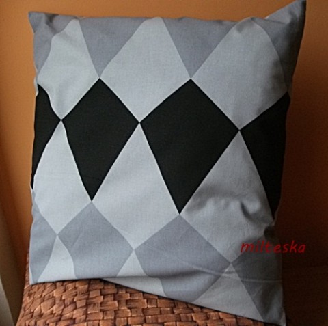 polštář -geometrický vzor černá polštář relax puntík šedá béžová barevný veselý povlak kola peřinka spánek pohodlí režná odpočinek potah nápisy 