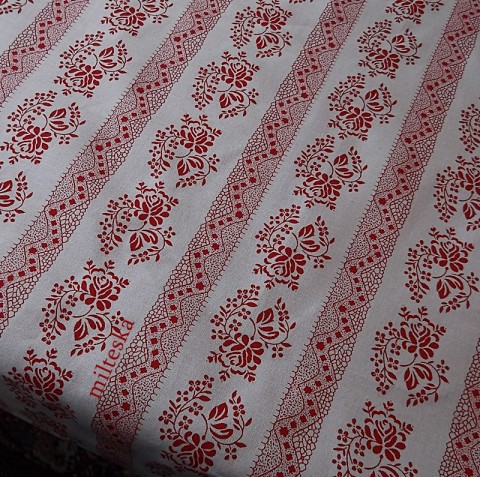 středový ubrus 105x105 červená kuchyně prostírání ubrus bílá stolování ubrousek potisk ochrana plátno jídelna červenobílý kanafas napron středový ubrus 
