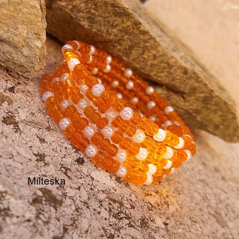 náramek-oranžovobílý(pr.5 a 5,5 cm) náramek korálky oranžová bílá perličky rokajl voskované modní doplněk 