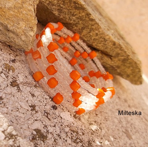 náramek-oranžovobílý(pr.5 a 5,5 cm) náramek korálky oranžová bílá perličky rokajl voskované modní doplněk 