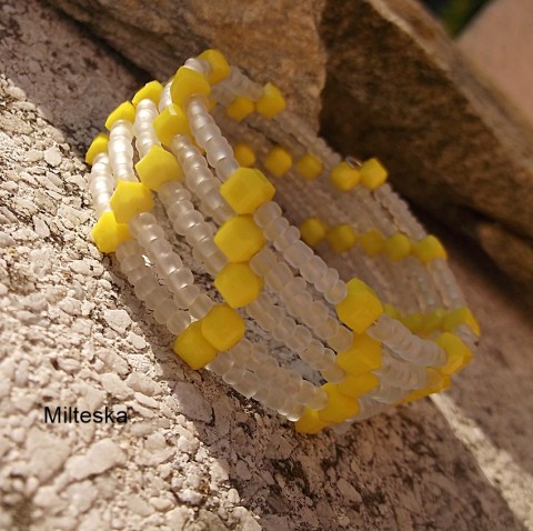 náramek-žlutobílý(pr.5 a 5,5 cm) náramek korálky bílá žlutá perličky rokajl voskované modní doplněk 