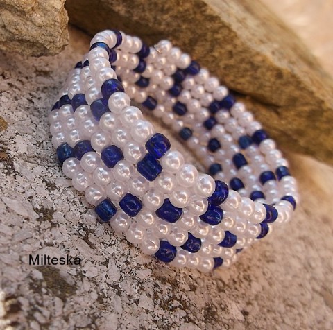 náramek-modrobílý(pr.5 a 5,5 cm) náramek korálky modrá bílá perličky rokajl voskované modní doplněk 