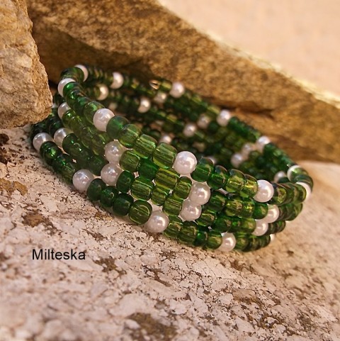 náramek-zelenobílý(pr.5 a 5,5 cm) náramek korálky zelená bílá perličky rokajl voskované modní doplněk 