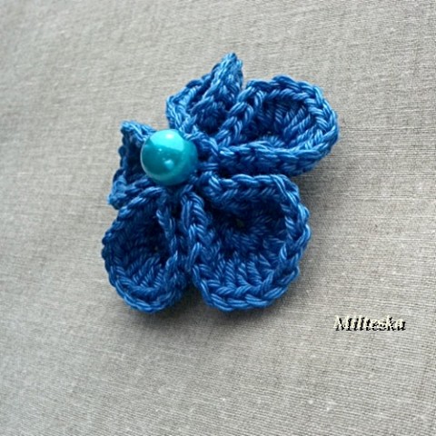 modrá s perlí brož korálky doplněk modrá háčkovaná barevná moda aplikace brožka korálek 