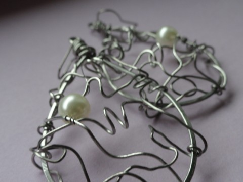 perla v kudrlinkách náušnice drát bílá perleťová nerez perla výrazné drátek větší chirurgická ocel 