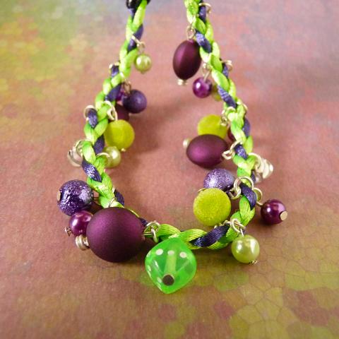 Splétaný zelenofialový náramek korálky zelená fialová zelený kostička fialový splétané splétaný třásně třáseň korálek 