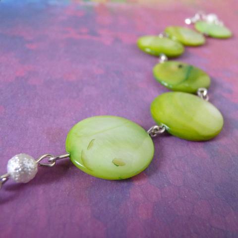 Zelená perleťovina náramek korálky zelená jarní perleťové perleť placky lesklý perleťový perličky perly výrazný 