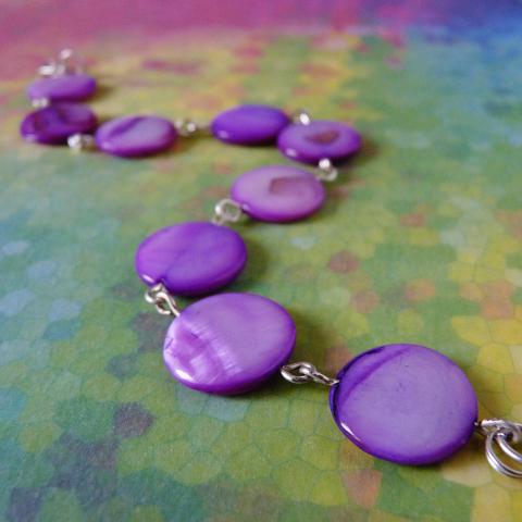 Fialové placky náramek korálky fialová elegantní kolečko perleť lesklý perleťový výrazný lehký jemný placka 