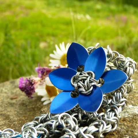 Massive náramek květina modrá květ kroužkované elox eloxovaný drátování drátované placatý kroužky kroužkování chainmaille chainmail chainmaile hliník výrazný šupiny šupina kvetoucí světlá masivní 