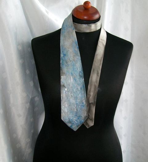 ŠEDOMODRÁ kravata hedvábná malovaná 