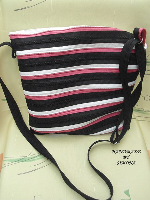 Malina s černou a bílou kabelka taška růžová bílá černá zip malina zipovka 