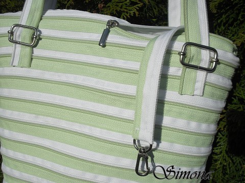 Zipovka-hrášková a bílé proužky kabelka zelená letní bílá taštička karabinka zip zipovka 