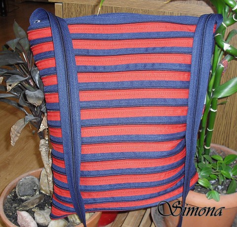 Zipovka-červeno-námořnická kabelka červená taška zip proužek tmavěmodrá zipovka 