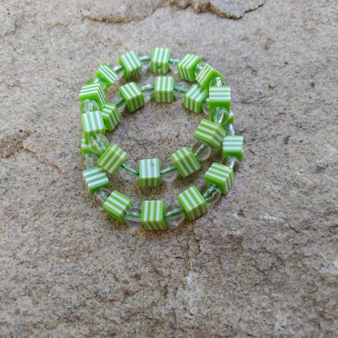 Za pár kaček #2 náramek zelená gumička perličky perly plast za pár kaček 