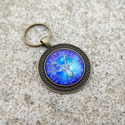 Přívěsek Kozoroh #1 přívěsek dárek modrá klíče klíčenka ozdoba znamení zvěrokruh kozoroh drobnost bronzová pozornost bronzové tmavě modrá na kabelku na klíče zodiac souhvězdí kozoroha 