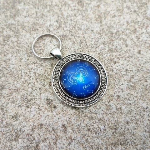 Přívěsek Beran #2 přívěsek dárek modrá klíče klíčenka ozdoba znamení zvěrokruh beran drobnost pozornost tmavě modrá na kabelku na klíče zodiac souhvězdí berana 