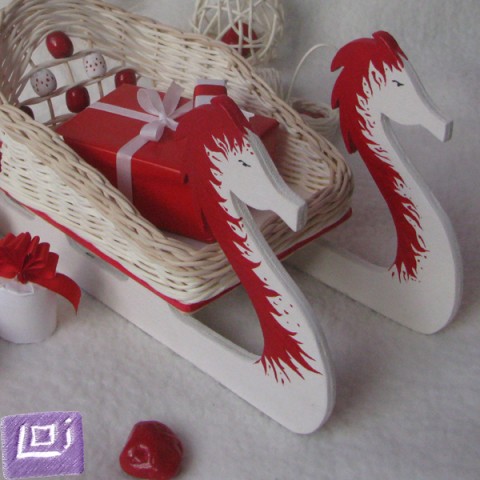 Sáně z Finska dárek vánoce ošatka košíček zásobník červenobílá koníci sáně sáňky 