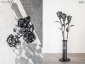 Kovaná váza (ke kytici růží)