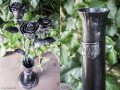 Kovaná váza (ke kytici růží)
