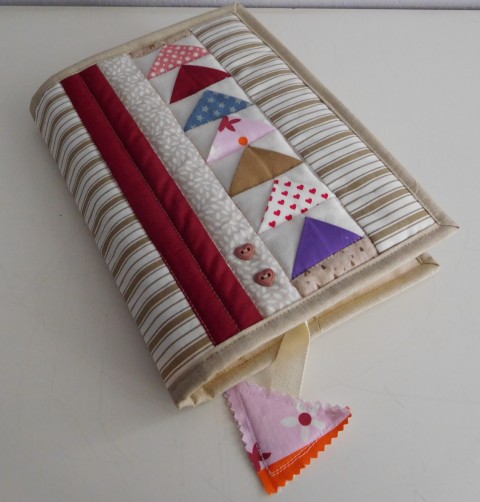 Patchwork - obal na knihu originální dárek patchwork bavlna srdíčka barevná puntíky pruhy knoflíčky obal na knihu jediná autorská 