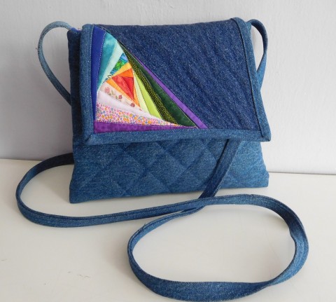 Džínová kabelka s klopou kabelka originální dárek taška modrá bavlna barvy autorská módní džíny jediná neopakovatelná patchwork-quilting crosbody 
