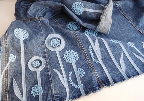 Rozkvetlá džíska originální modrá květiny autorská kabátek džínová nepřehlédnutelná jediná krajky boho neopakovatelná budička 