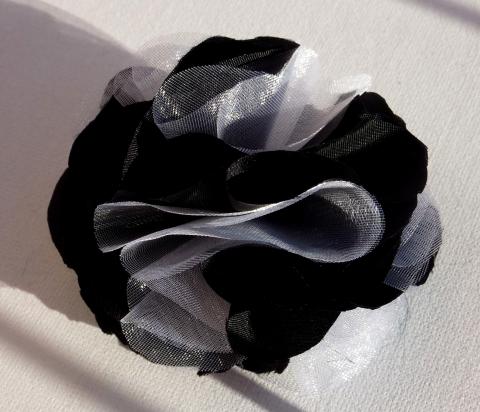 Jin a jang brož spona květina bílá černá luxusní látková šitá 