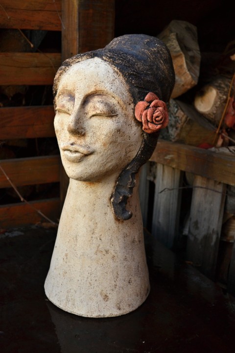 Keramická plastika - hlava dekorace víla květina sklo plastika žena dáma kapka mísa pítko bysta busta květuna miskavoda 