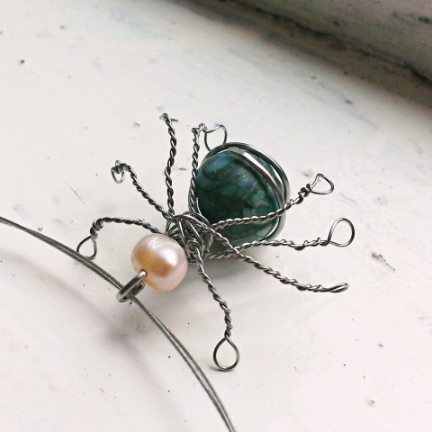 Přívěsek na krk Arachné pavouk náhrdelník přívěsek pavouček minerál ocel říční perla modrozelená tepané 