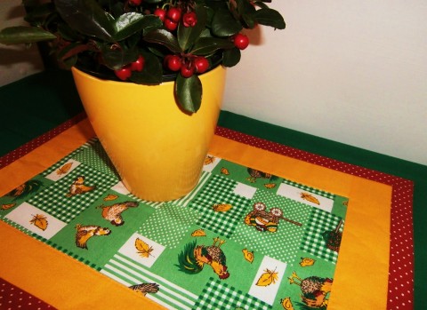 Velikonoční veselé pestrobarevné patchwork prostírání veselé hravé pestré velikonoce kuřátko prostírka stůl motiv velikonoční kohout slepička podkafíčko 