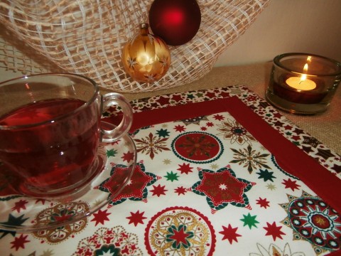 Vánoční mandalky červená vánoce zlatá patchwork prostírání atmosféra vánoční stromeček tradiční kombinace hvězdičky sváteční režné stromečky patchworkové 