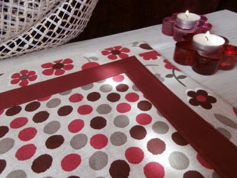 Něžně režné domov růžová prostírání veselé hravé pestré kytičky béžová puntíky prostírka stůl motiv něžné vínová útulný podkafíčko režné 
