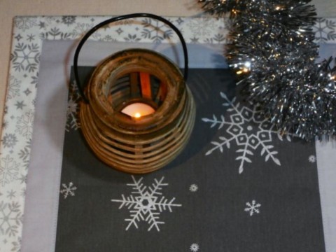 Šedostříbrnobílé vánoce -prostírání sníh vánoce patchwork prostírání bílá atmosféra vánoční šedá stříbrná ornamenty vločka kombinace hvězdičky sváteční 