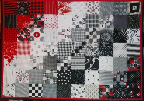 Vášnivá kombinace červená patchwork přehoz bílá černá přikrývka vášnivá kombinace 