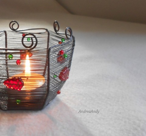 Jeden vánoční svícen vánoční barevný drátovaný slavnostní stolní žíhaný drátkovaný svíčku čajovou drátenictví drátenický drátový 