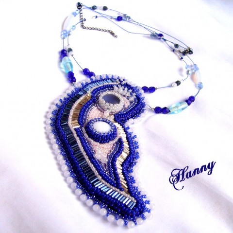 Blue extravagance šperk přívěsek modrý extravagantní šitý asymetrický bílý nepřehlédnutelný výrazné hannybeads náhrdelníky bead embroidery 
