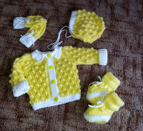 Z porodnice ve žluto-bílé dárek čepička pletení pletené miminko mimino svetřík soupravička komplet bačkůrky rukavičky kojenec novorozeně kojenecká soupravička novorozenecká kompletek 