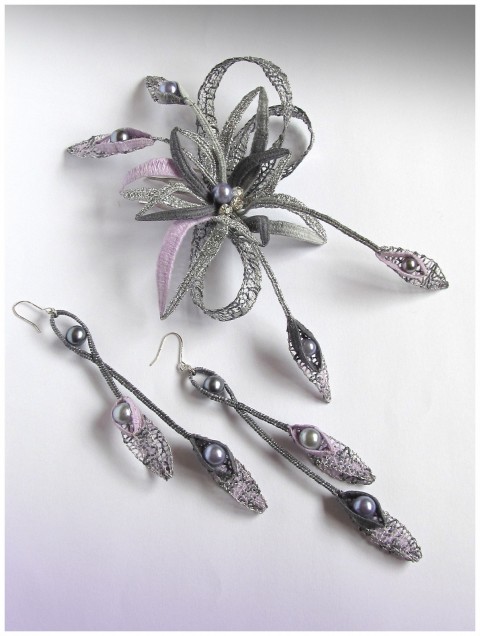 Náušnice Zina originální náušnice moderní šedé krajka fialové perly dlouhé paličkovaná stříbrné 