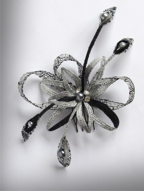Zina-šperk do účesu spona originální moderní šedá ozdoba krajka stříbrná paličkovaná hřeben účes 