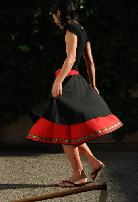 LUBA červená krátká pružný pas polokolová sukně černá... 