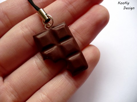 Přívěsek na mobil - čokoládka přívěsek bižuterie fimo polymer čokoláda čoko na mobil polymerová hmota čokoládka čokoška 