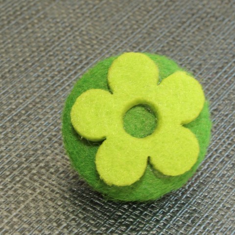 Kvítečková minibrožka brož zelená louka knoflík kvítečky button kulatá kvetinka butonek kvítečkové 