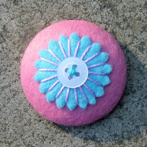 Brožka s květinkou v modro-růžové modrá růžová kytička filc button plst 