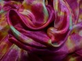 Hedvábný šátek tmavě růžový pestrý
