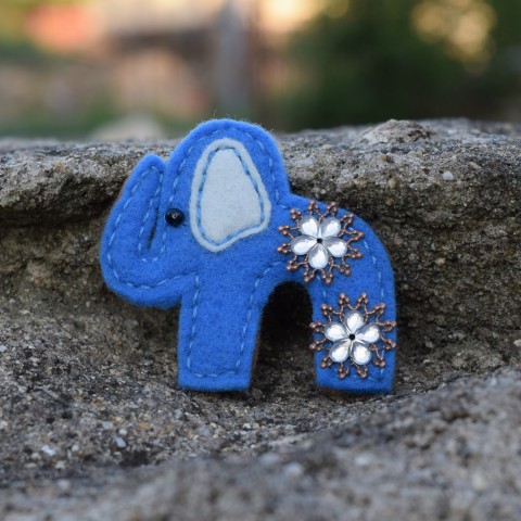 Sloník pro štěstí - sv. modrý sloník slon brož oranžová filc š 