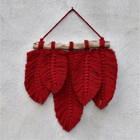 Červená peříčka styl červená dekorace bavlna přírodní peří peříčka macramé větev boho skandinávský 