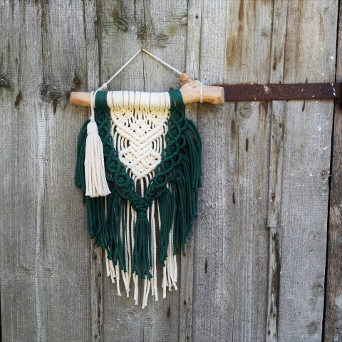 Macramé v zeleno-režné styl dekorace bavlna bílá přírodní peří peříčka macramé větev boho skandinávský 