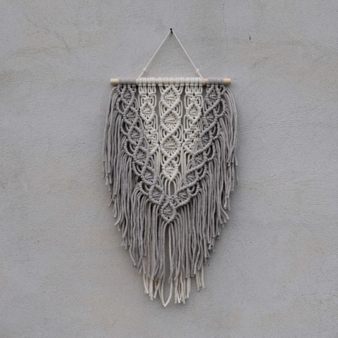 Macramé dekorace béžovo - šedá styl dekorace bavlna bílá přírodní peří peříčka macramé větev boho skandinávský 