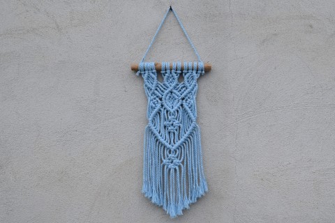 Macramé dekorace ve sv. modré styl dekorace bavlna bílá přírodní peří peříčka macramé větev boho skandinávský 